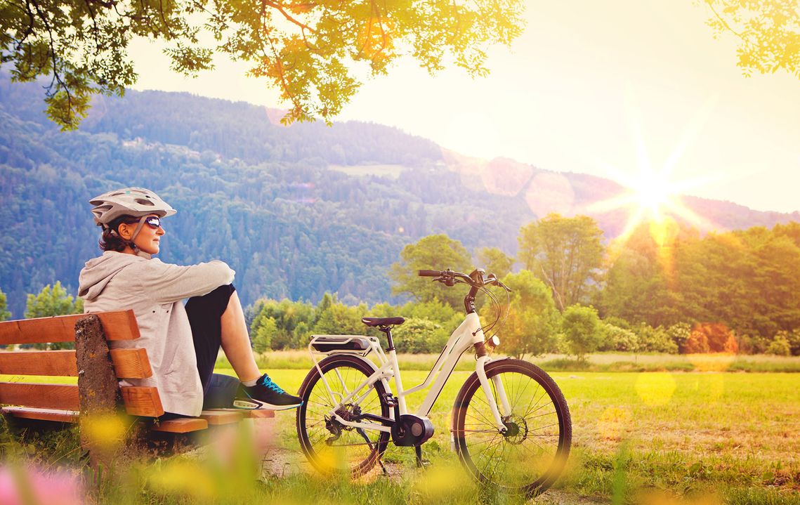 Radfahrerin auf einer Bank