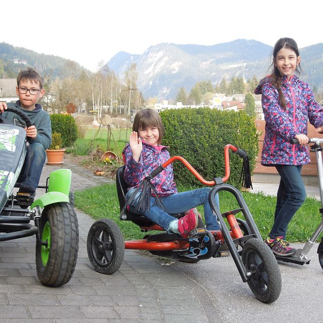 Kinder mit Karts und Scooter