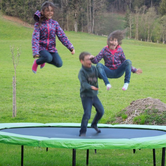 Kinder am Trampolin